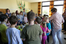 Kinderkarfreitagsliturgie im Gemeindezentrum (Foto: Karl-Franz Thiede)